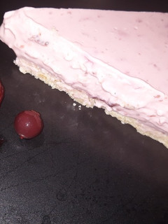 Una foto de Pastel de queso con cerezas