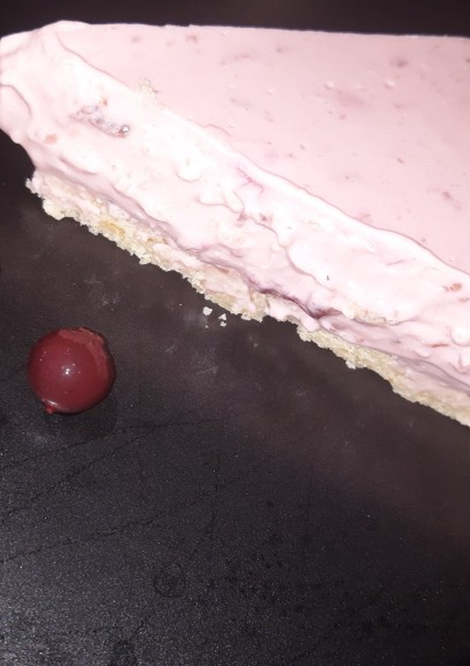 Una foto de Pastel de queso con cerezas