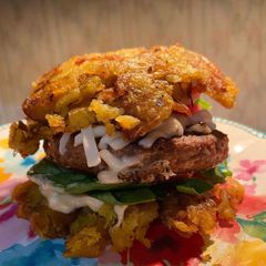 A picture of Patacón Beyond Meat Burger 𝓥 (𝙿𝚕𝚊𝚗𝚝 𝙱𝚊𝚜𝚎𝚍 𝙼𝚊𝚖𝚊𝚜🌿).