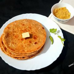 A picture of Mooli Methi Palak Paratha With Amla Chutney.