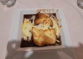 Sopa de Cebolla con Vino Tinto