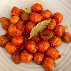 Una foto de Tomatitos Cherrys confitados en sartén (ideales para guarnición)
