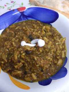Una foto de Arroz Integral con Shimejil blanco y ajo negro
