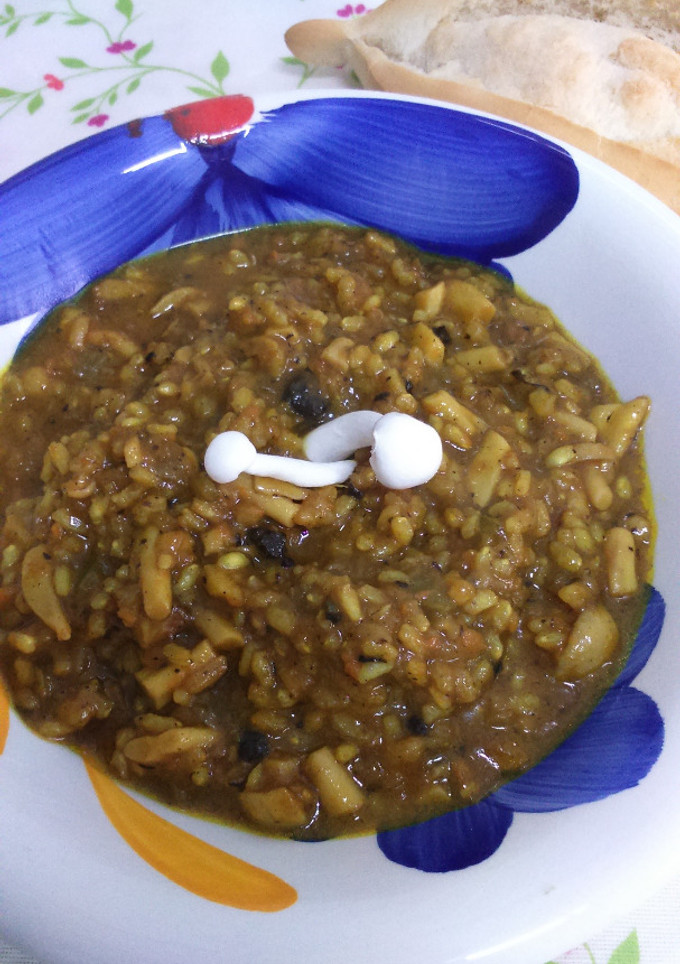 Una foto de Arroz Integral con Shimejil blanco y ajo negro