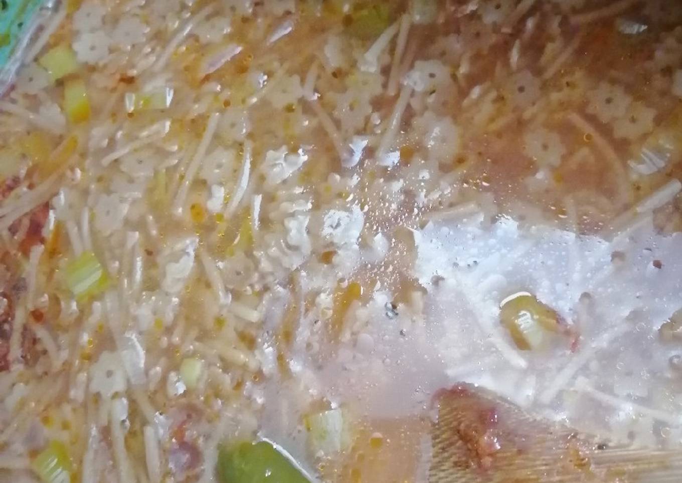 Sopa de fideo y estrella acompañada de verdolagas