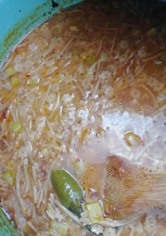 Una foto de Sopa de fideo y estrella acompañada de verdolagas