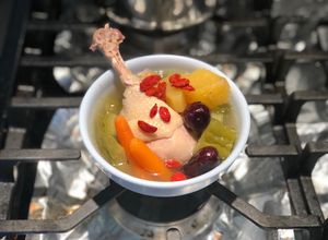 Hình của món Đùi gà hầm khổ qua, thơm, ca rốt, táo tàu và kỷ tử.