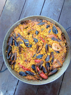 Una foto de Paella a la leña de marisco y rape