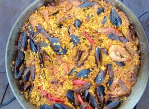 Una foto de Paella a la leña de marisco y rape