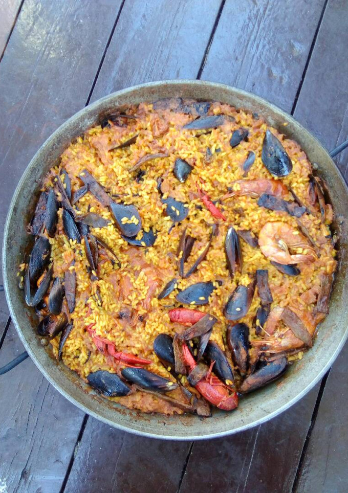 Una foto de Paella a la leña de marisco y rape