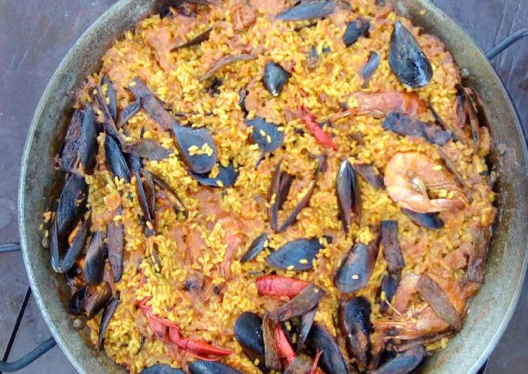 Paella a la leña de marisco y rape