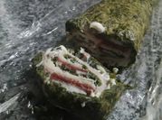 Una foto de jamon crudo en fetas