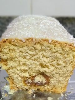 Una foto de Budín de coco relleno con dulce de leche y chocolate blanco 🤗🥥