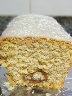 Una foto de Budín de coco relleno con dulce de leche y chocolate blanco 🤗🥥