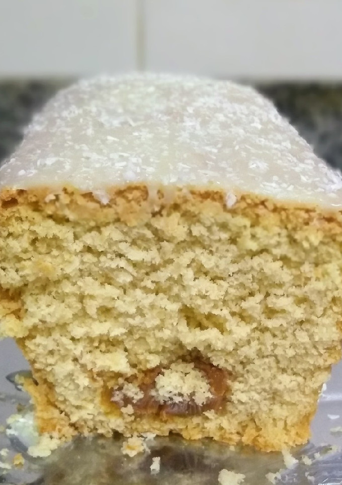 Una foto de Budín de coco relleno con dulce de leche y chocolate blanco 🤗🥥