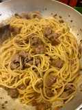 Spaghetti in padella 22 salsiccia e crema di carbo-capra