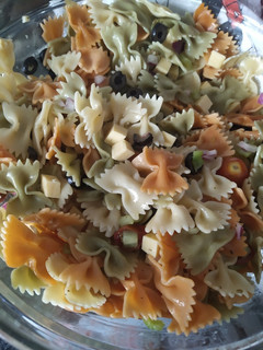 Una foto de Ensalada de pasta con verduras y queso vegano