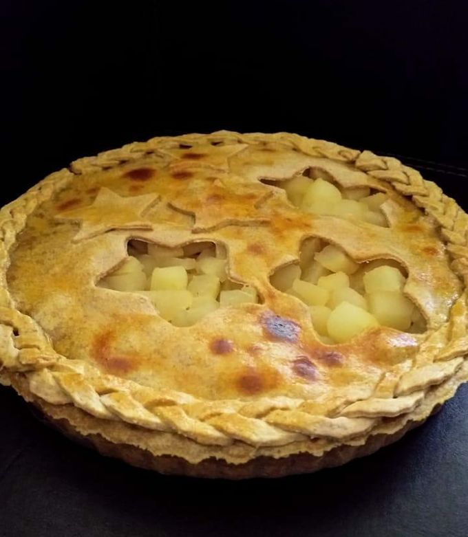 Una foto de Tarta de pera con crema pastelera y harina integral 🍐