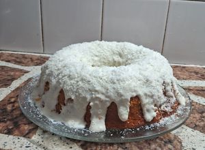 Una foto de Bundt cake de coco y chocolate blanco