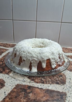 Una foto de Bundt cake de coco y chocolate blanco