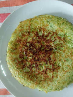 Una foto de Tortilla de papas con cebollino y cebolla