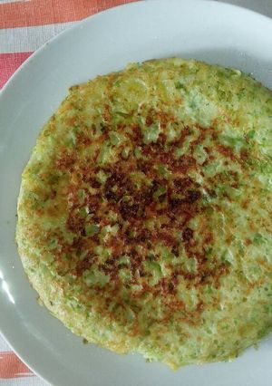 Una foto de Tortilla de papas con cebollino y cebolla