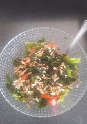 Una foto de Ensalada con algas y vinagreta de pescaditos salados