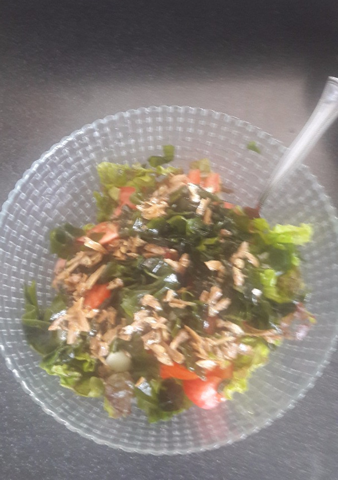 Una foto de Ensalada con algas y vinagreta de pescaditos salados