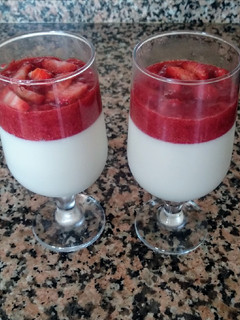 Una foto de Panna cotta de fresa