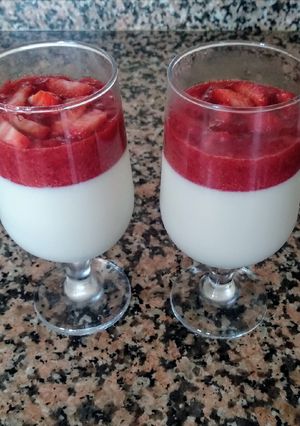 Una foto de Panna cotta de fresa