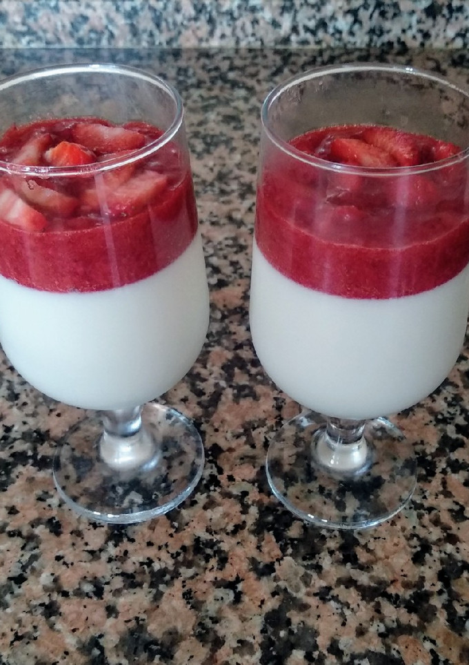 Una foto de Panna cotta de fresa