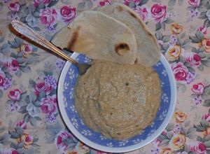 Una foto de Hummus de berenjena
