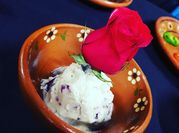 Una foto de postres con nieve
