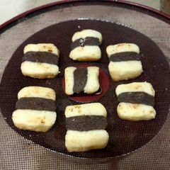 A picture of Diet biscuits in two colours 🍪 🍪.