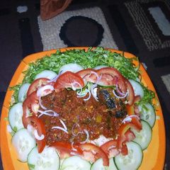 Farar shinkafa da miyar kifi with salad A picture of Farar shinkafa da miyar kifi with salad.