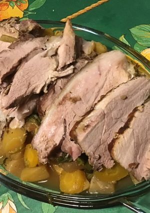 Une photo de Palette de porc épicée aux légumes confits