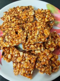 શીંગ ની ચીક્કી (Shing Chikki Recipe In Gujarati) રેસીપી મુખ્ય ફોટો