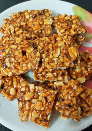 શીંગ ની ચીક્કી (Shing Chikki Recipe In Gujarati) રેસીપી મુખ્ય ફોટો