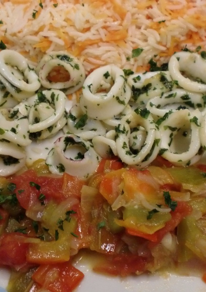 Una foto de Calamares con arroz y verduras salteadas