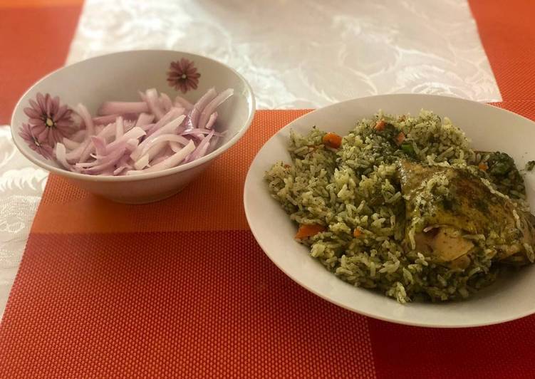 Arroz con pollo con ensalada de cebolla