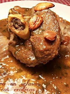 Una foto de Cordero con especias exóticas y salsa de cebollas y pasas