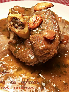 Una foto de Cordero con especias exóticas y salsa de cebollas y pasas