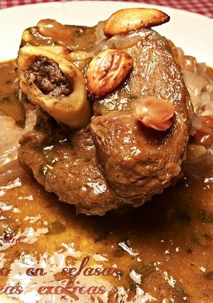 Foto principal de Cordero con especias exóticas y salsa de cebollas y pasas
