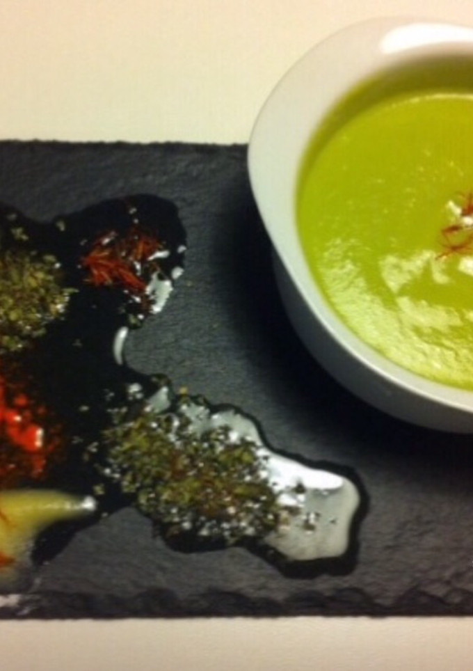 Una foto de Vichyssoise templada de aguacate