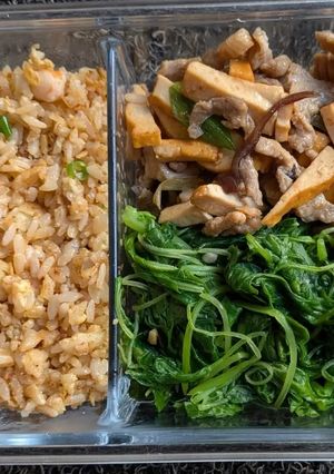 豐盛便當菜-沙茶豆干炒肉絲+蝦仁炒飯+蒜末杏菜 的食譜成品照片