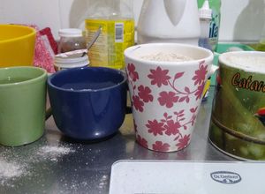 Una foto de Medidas de harina integral y azúcar común en gramos, en diferentes tazas