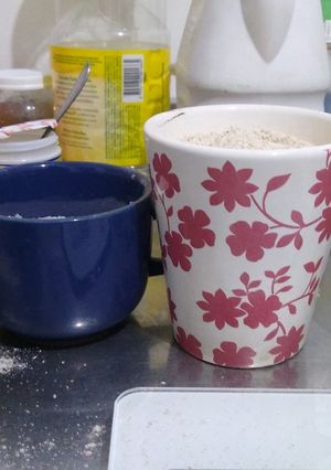 Una foto de Medidas de harina integral y azúcar común en gramos, en diferentes tazas