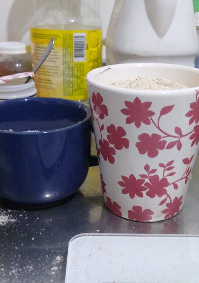 Una foto de Medidas de harina integral y azúcar común en gramos, en diferentes tazas