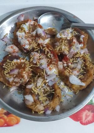 आलू टिकिया चाट (Aloo tikiya chaat recipe in hindi) रेसिपी मुख्य फोटो