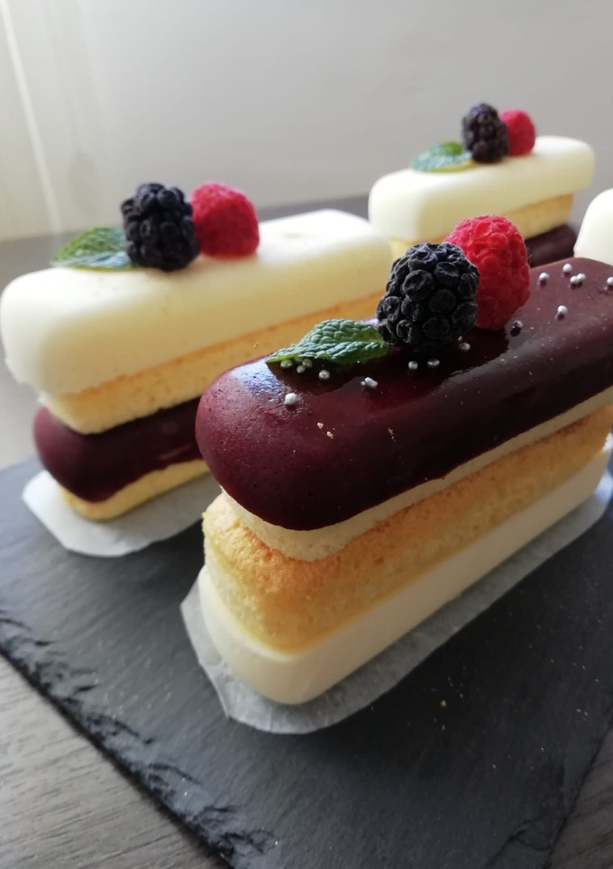 Una foto de Bizchochitos de crema mascarpone con gelatina de frutos rojos